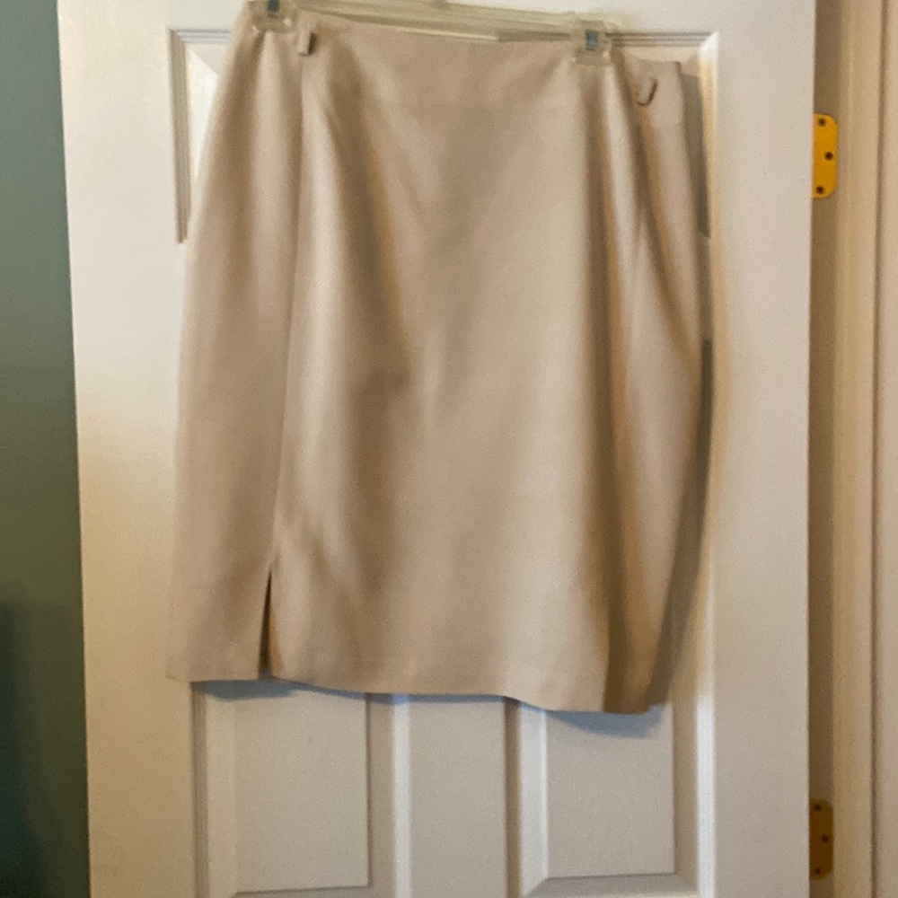 Beige skirt with slits in the front